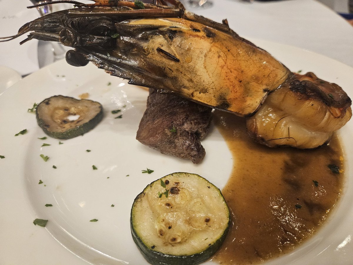 Douichika's tweet photo. Filet de bœuf et sa Gambas, jus brun au Balsamique, pomme Berrichonne .... https://t.co/cxRVFRJXrg
