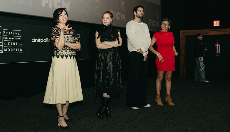 La directora argentina Celina Murga presentó su película EL AROMA DEL PASTO RECIÉN CORTADO en la 22ª edición del #FICM2024, acompañada por la protagonista Marina de Tavira. ¡Un momento memorable en el festival! 🎬✨

Leer más 🎬👉 [ bit.ly/4dVFJEE ]