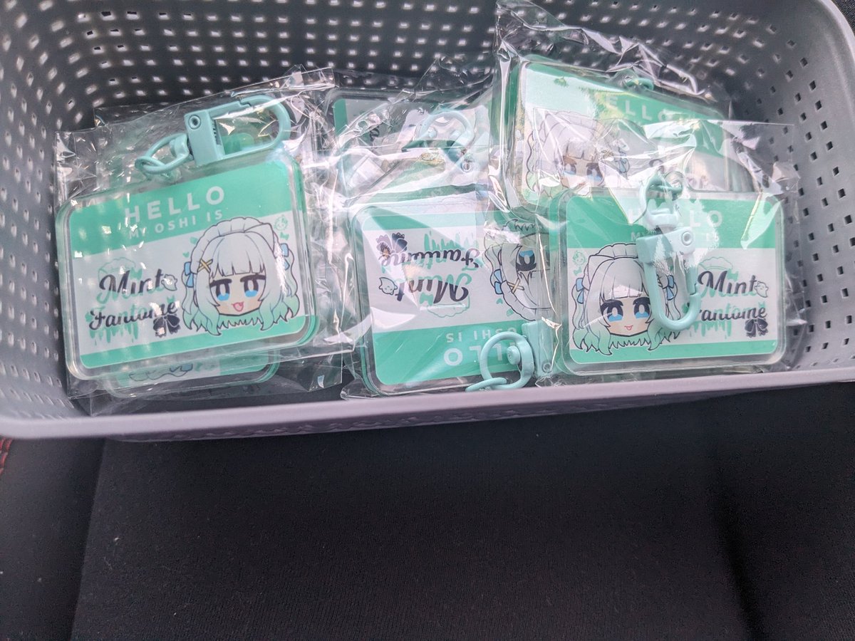 At the <a href="/SPOOKY_MINTO/">Mint Cupsleeve 👻💚 Oct 20</a> event, yippeeee

Also left some mint charms at the freebie table. Accidentally ordered too many over last few months so if ur here take one !!