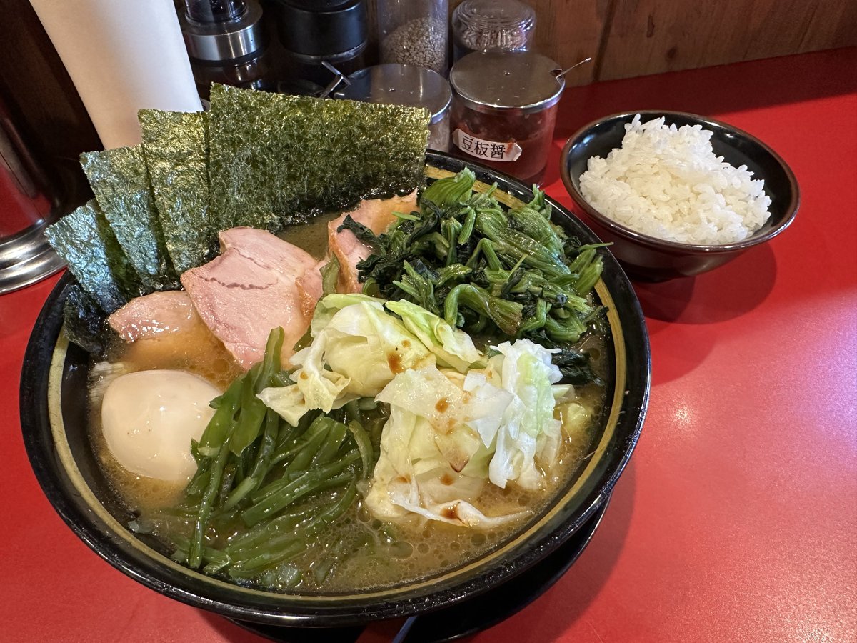 Nooodllle's tweet photo. 稲葉家 さん

特製ラーメン＋TP

迷ったらこれ🍜
今日の燻製チャーシューもすごい👍
分厚いのに柔らかくてジューシースモーキーオイーシー🐷
残念ながら青ネギ売り切れ🥲
今日も美味しかったです！
ご馳走さまでした🙇‍♂️

#家系ラーメン https://t.co/74JsLwEssE