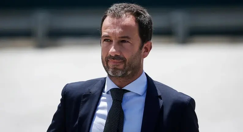 Universo_scp's tweet photo. Frederico Varandas: "Acusações do Ministério Público ao Benfica? Um português com dois dedos de testa sabe bem o que se passou"

"Tenho muito dúvidas que se consiga fazer justiça, embora há sempre a esperança quando vejo países lá fora como Itália, vejo uma Juventus que desceu de divisão, vejo ainda agora recentemente a Premier League, clubes a perderem pontos… Eu não… Mas também entendo a dificuldade do Ministério Público em conseguir provar. Agora, uma coisa é o que é provado, outra coisa é o que… Um português com dois dedos de testa sabe bem o que se passou."