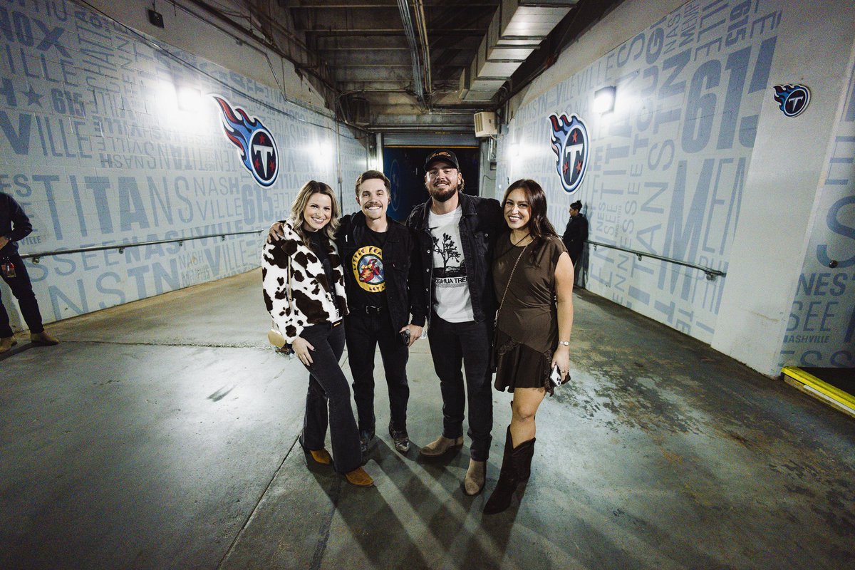 MuscadineBLine's tweet photo. MB 🤝🏼 Nissan Stadium #nashville https://t.co/xza47k5j7D
