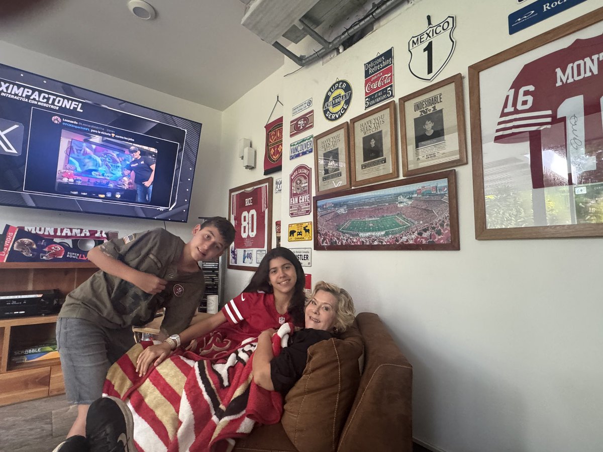 mkalcano's tweet photo. @FOXImpactoNFL abuela y nietos apoyando a los 49ers @mjcalcaneo https://t.co/zbB5fhXUYq