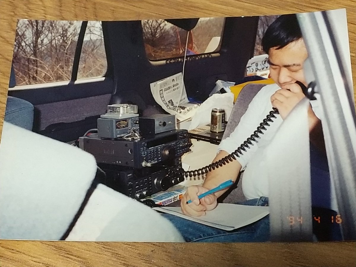 JI2NSR's tweet photo. 30年前の移動運用の写真が発掘され��した。
当然ながら運用者それぞれが自分の無線機を持ち込んでいます。
自分は TS-690S-50 だけど、その下にあるのは FT-655 かな？ 
運用地は思い出せません💦 https://t.co/m2B4yM3Za5
