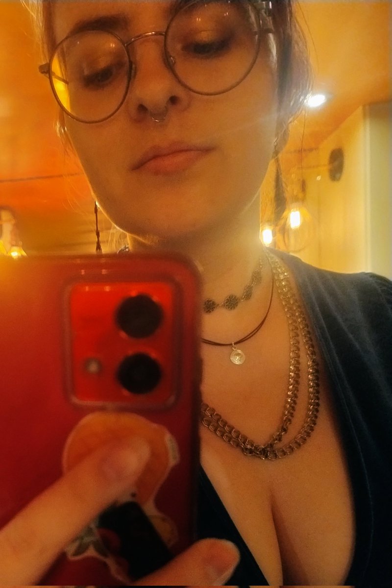 Envy the photogenic fit pic takers, I tried and really all I succeeded in was giving an eyefull that I had to crop 😂 but felt sorta non gremlin today 😂