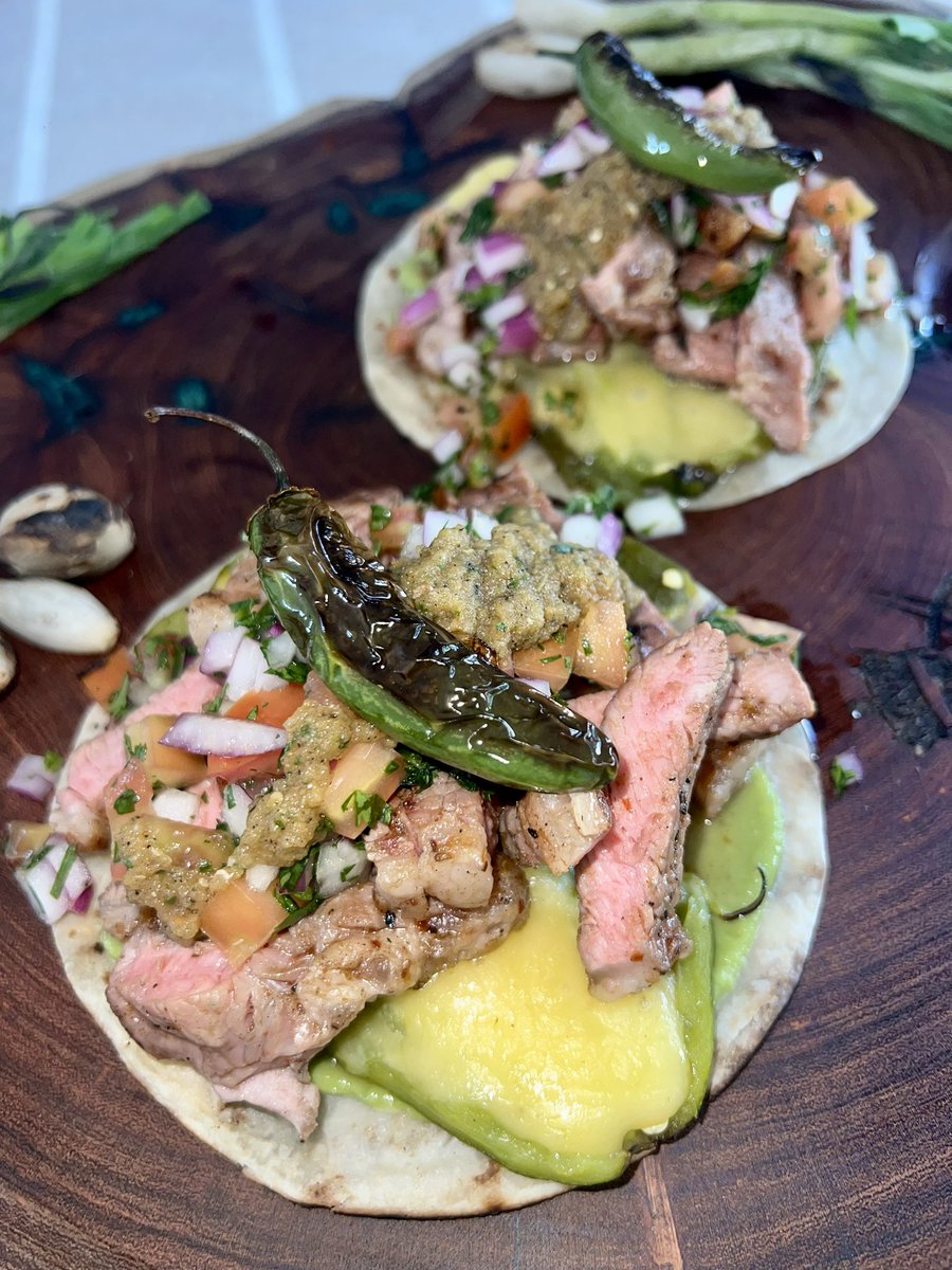 ReyGrill's tweet photo. Taco que cierra, es flauta 😅 Pues este no es el caso raza, el día de hoy nos aventamos unos tacos de New York 🥩 sobre una cama de chile verde con queso gratinado. Coronado con una salsa bandera y una salsa tatemada que quedó de lujo 👨🏻‍🍳🙌🏻 https://t.co/BkF8SbVwJ7