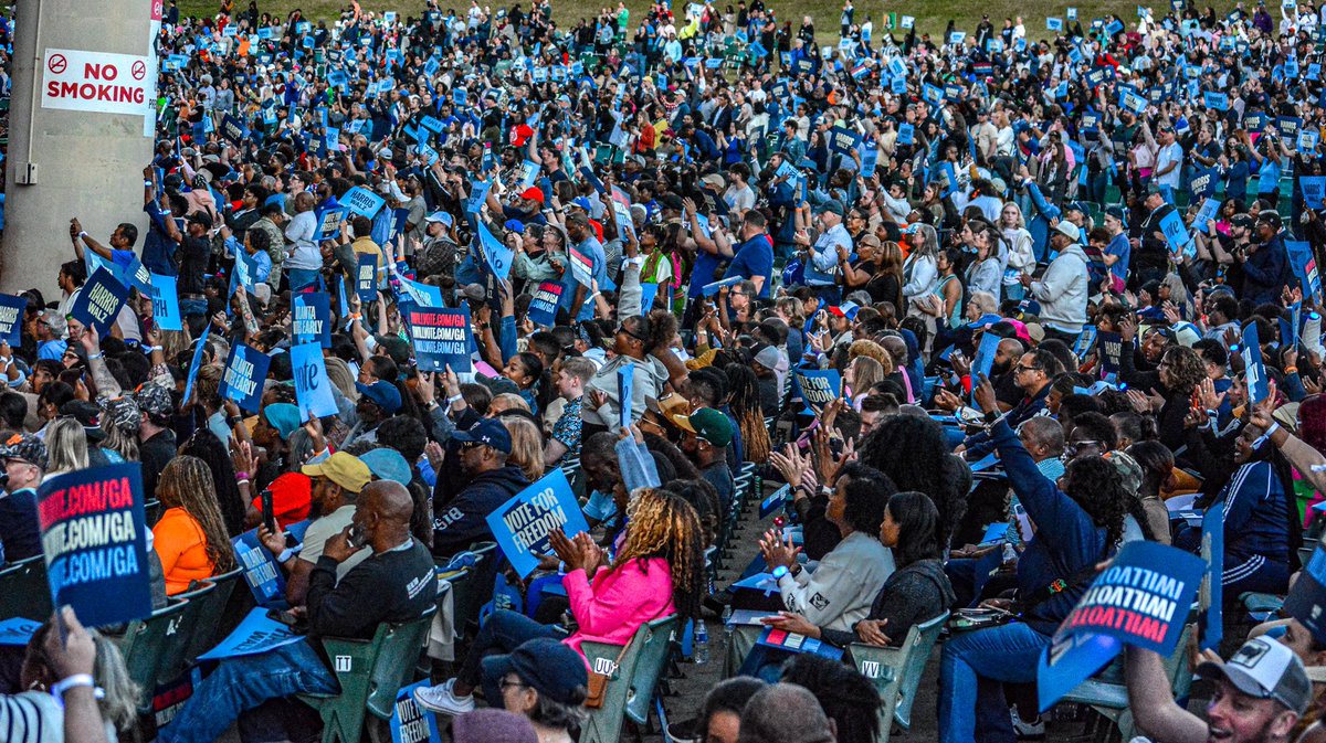 visualsbyherman's tweet photo. Some images I photographed at @VP Kamala Harris GA Get Out & Vote Rally yesterday in Atlanta . One of my most proudest career & personal highlights to close out the year ๐๐พ
#getoutandvote #HarrisWaltz2024 #usher #atlantaweekend #atlphotographer #vote2024 https://t.co/JdSiy516Lc