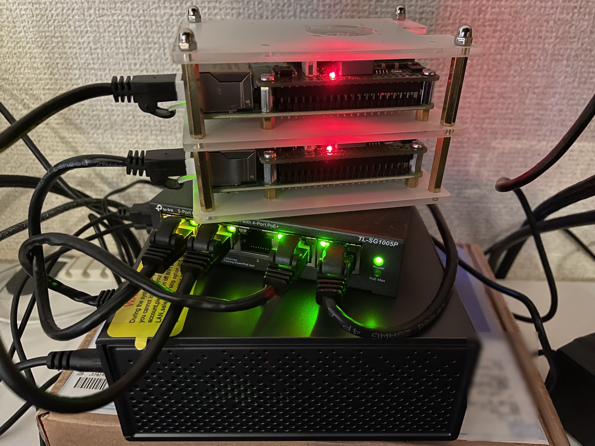 u_thon's tweet image. #おうちKubernetes を作りました。
まだ外部インターネットとの接続はできてないけど、ホームネットワーク内でのraspberry piとmini PC間の通信はできるようになった。