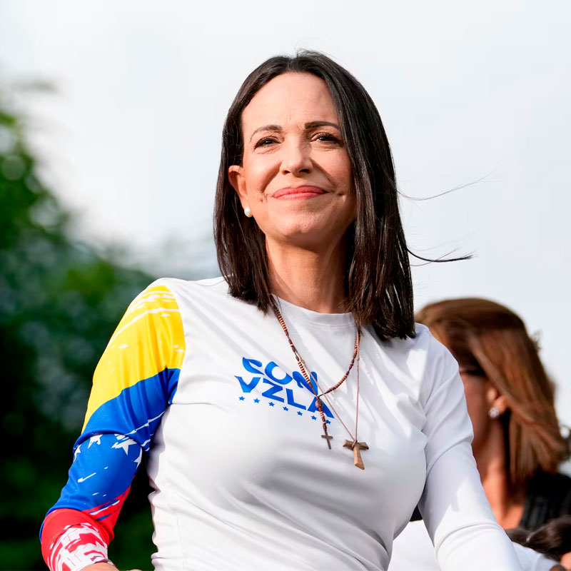 UHN_Plus's tweet photo. 🇻🇪 | ÚLTIMA HORA

María Corina Machado no se calla: “El régimen intentó destruirnos, pero fracasaron”. Hace 7 meses, el chavismo desató una ola de represión, forzando a parte de su equipo a refugiarse en la Embajada de Argentina y secuestrando a dos miembros clave.

Machado denuncia que, desde entonces, no ha podido trabajar directamente con su equipo principal. Sin embargo, lejos de rendirse, asegura que cada detención solo ha reforzado su determinación de sacar a Maduro del poder.

¡La lucha sigue, y la dictadura cada vez más debilitada!