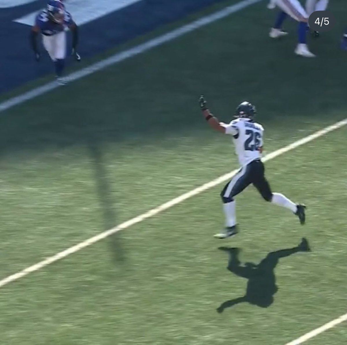 mauGC5's tweet photo. @BrandonGowton Lobbed pass: possibly a pick 6
Quick pass: saquon gets split in 2

Considering the game situation, that was a good decision. https://t.co/fMJCwbgVCL
