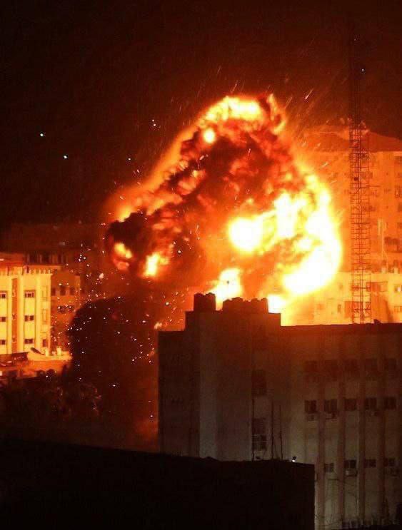 Humanity_peace2's tweet photo. #BREAKING_NEW:
Israel is bombing banks and other financial institutions across Beirut right now https://t.co/S3ySUafxJH