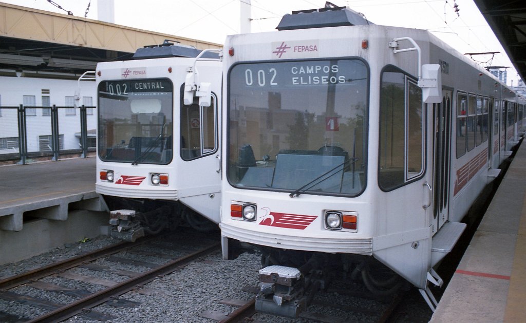 SeanSafyre's tweet image. Did you know that the @trimet Type 1 MAX train is actually a licensed variant of the Cobrasma Type 68?
It's eerie how similar these trains are!
Anyone want to help me dive down the rabbit hole of Portuguese Transit Blogs and Wiki pages? 😅
*none of these images are mine