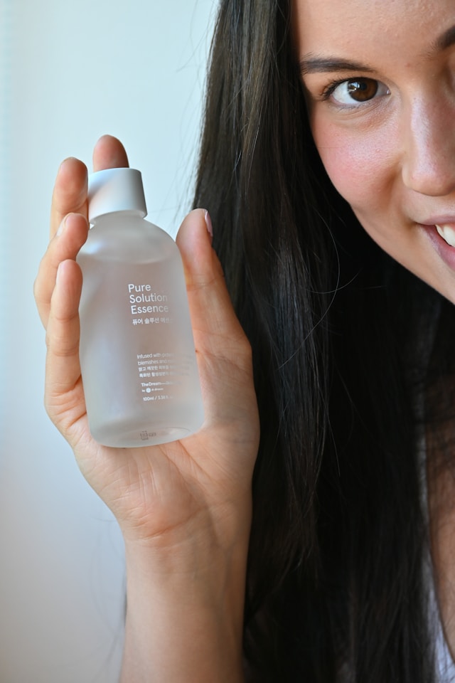 Beauty19960's tweet photo. Glow starts from good skincare! ✨ A nourishing essence keeps your skin hydrated and radiant all day long. Take care of your skin, and it will thank you! 💧🌿 #SkincareRoutine #HealthyGlow #HydrateAndNourish #SelfCare https://t.co/32SX5usndd