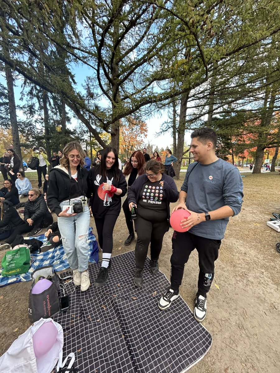 lemiregamer's tweet photo. RIP Liam Payne, a beautiful moment and love with all the fans ❤️💐#liampaynemtl #1d #liampayne #OneDirection #mtl #canada #fyp https://t.co/X1S199SuvB