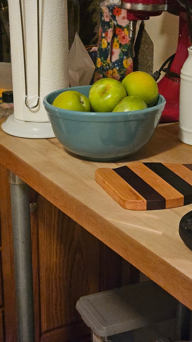 Augustus2's tweet photo. I noticed my Mosser bowl being used as a fruit bowl. If I didn't have cats, no biggie. Each time he places something, it gets broken. Whereas, I'm strategic. No one offers to replace broken items due to poor planning. Back in the cupboard, it goes. https://t.co/o0lnnso02x