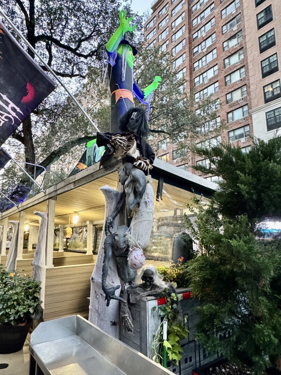 NYCRobyn's tweet photo. @MansionNYC something spooky is happening on the #uppereastside. 👻💀. #halloween @uppereastsiteny https://t.co/tjxPwCDJ9p