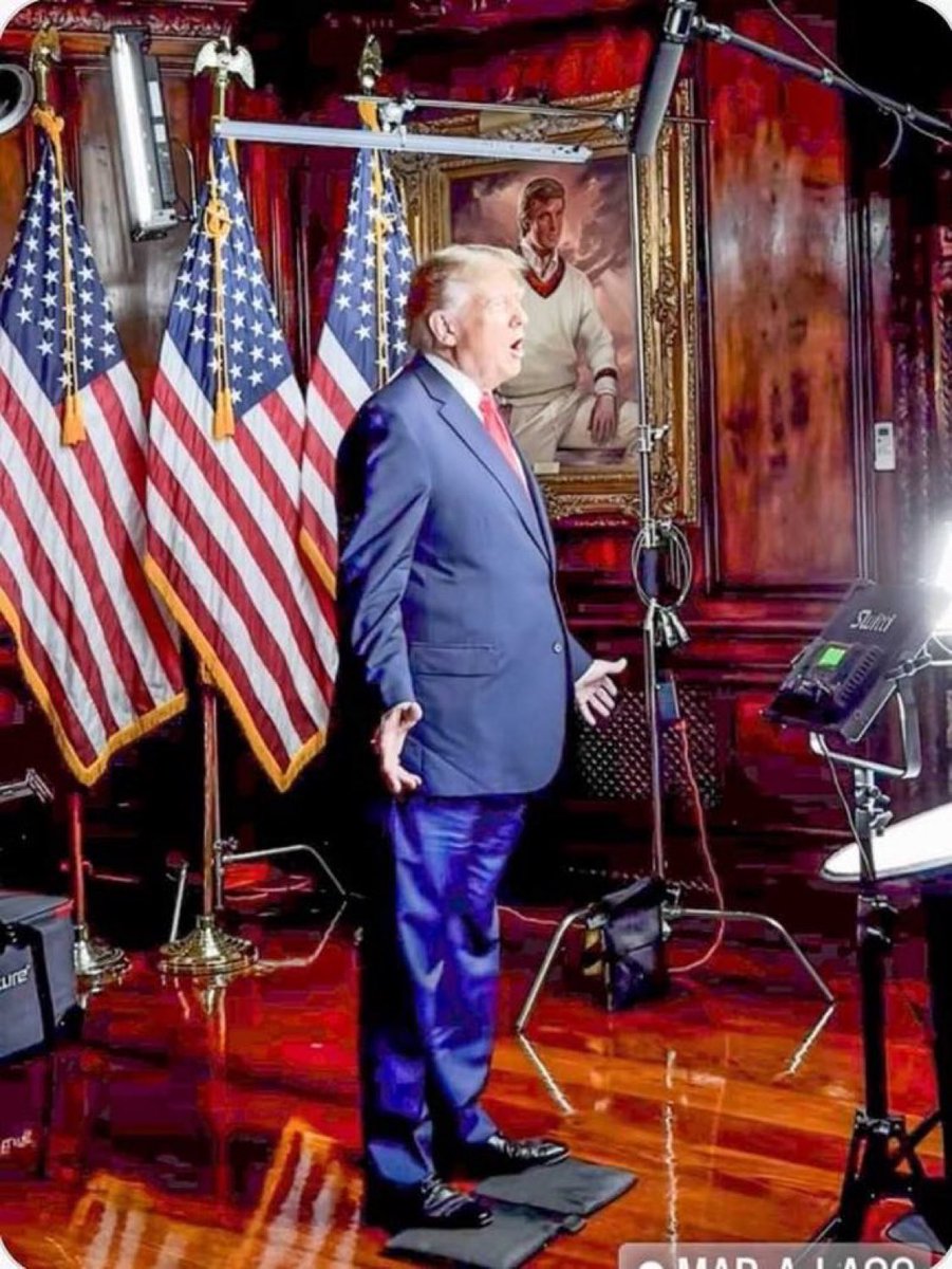 guelphgirlchris's tweet image. Trump using pads under the tips of his shoes so he doesn’t fall forward. 😳