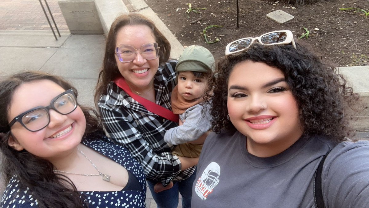 Stanlisa69's tweet image. Sisters 😜❤️ #missingone #imatia #getthatbread