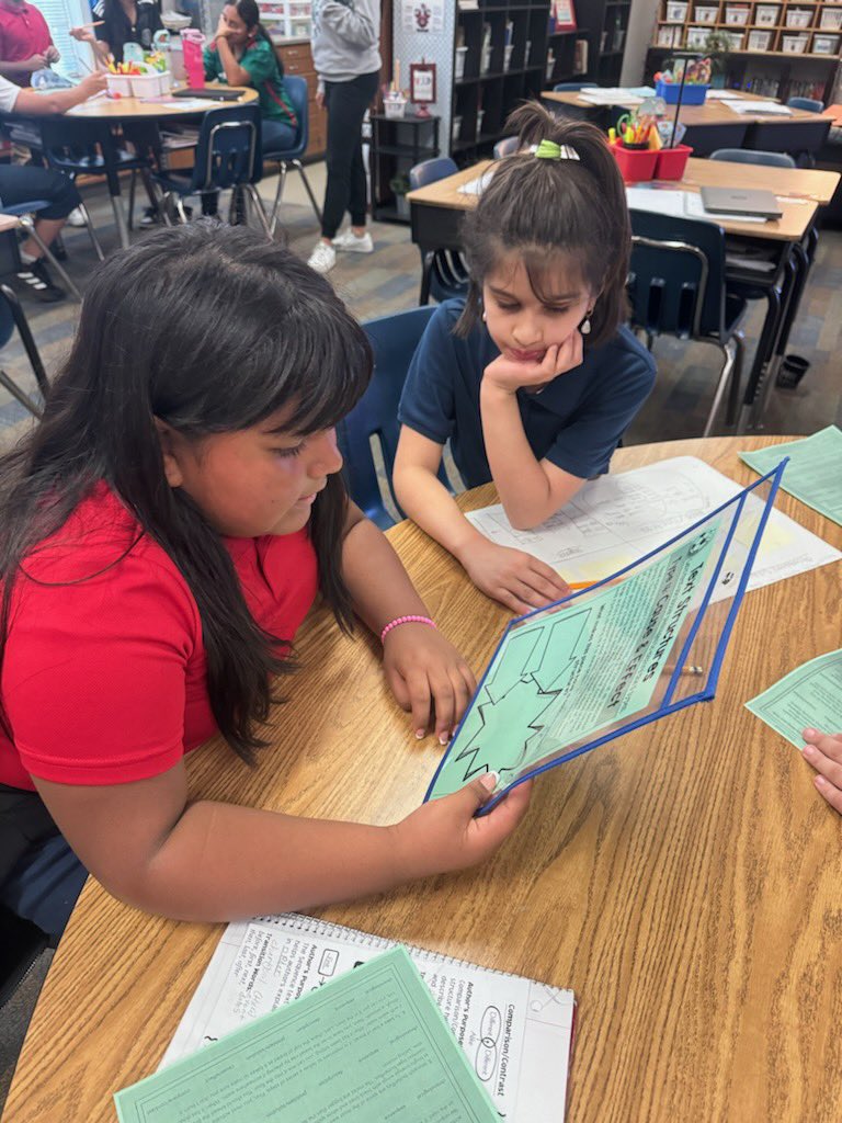 Students read various articles about soccer and used their communication skills to choose the correct text structure. This was a great activity for our planner “How We Express Ourselves.” <a href="/Dorothy0rtiz/">Dorothy Ortiz</a> @goodgatorsib ⚽️🥅🏟️🐊