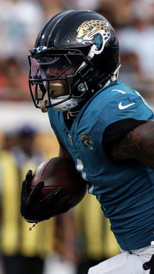 Jagged-barred facemasks have been the biggest trend in football this season, regardless of helmet model. 

Do you prefer the new wave of masks, or the classic straight bars?