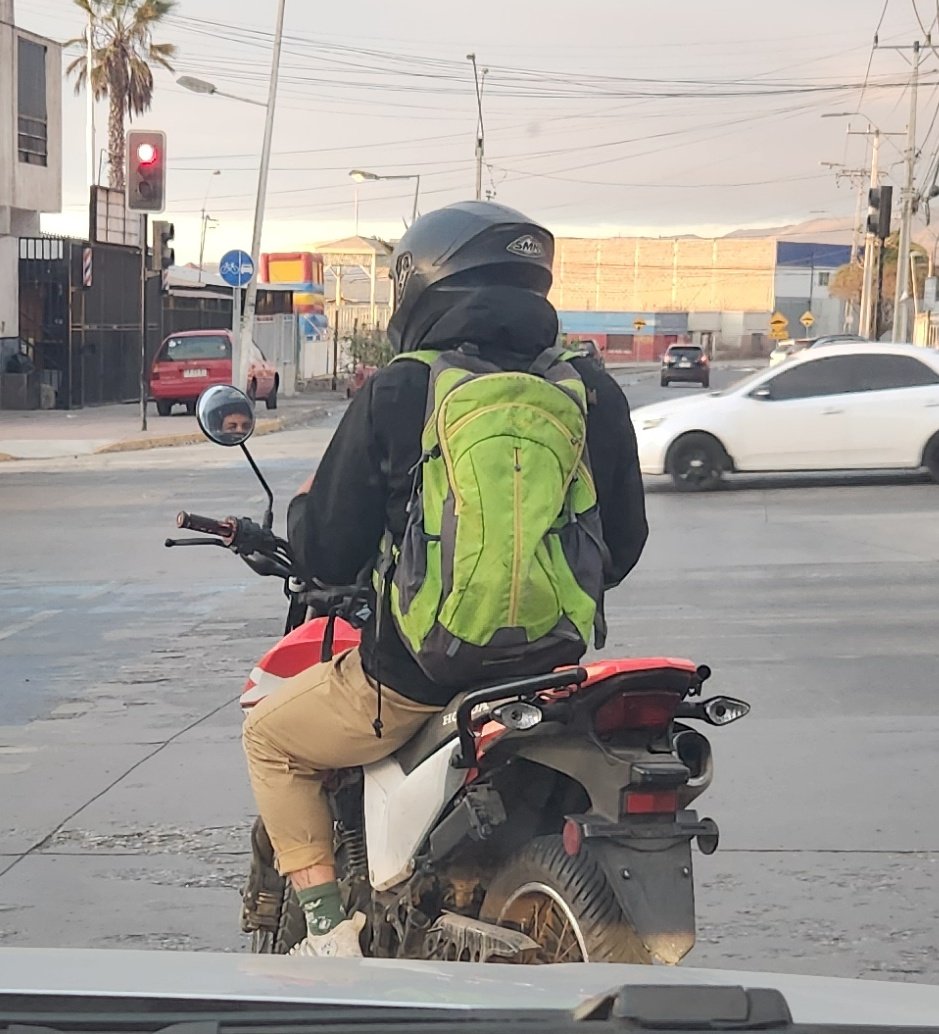 Alisan21's tweet photo. 🚨 Atención #Antofagasta: Hace un momento, este personaje circulaba en moto sin patente, contra el tránsito y sin respetar cedas al paso de peatones... Al hacerle ver su imprudencia, se puso prepotente. ¡Peligro en las calles!
@CarabAntof https://t.co/vB9IIZpb1L