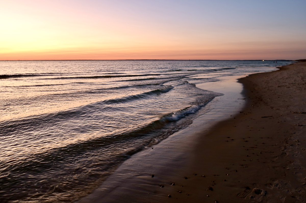 A recent sunset at Chapoquoit Beach - SLIDE SHOW #sunset #beach #CapeCod   capecodwave.com/sunset-at-chap…