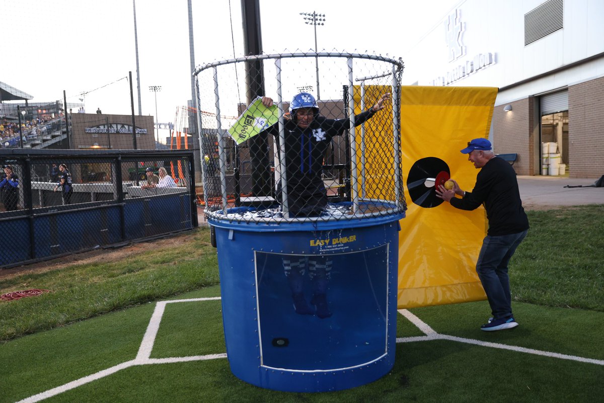 UKsoftball's tweet photo. A story in three parts. 🌊😹
(Spoiler Alert: @UKCoachLawson got a little wet)
#WeAreUK x #BigBlueBoo https://t.co/6aH57RAYo1