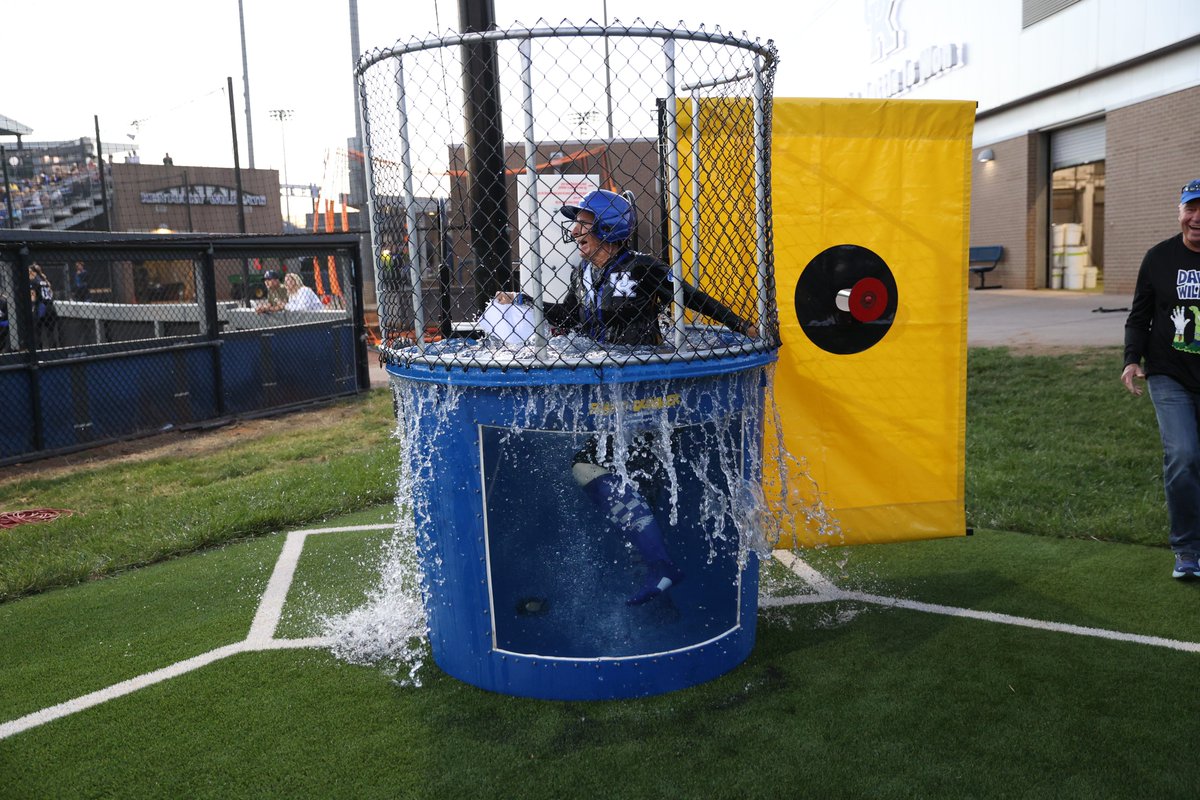 UKsoftball's tweet photo. A story in three parts. 🌊😹
(Spoiler Alert: @UKCoachLawson got a little wet)
#WeAreUK x #BigBlueBoo https://t.co/6aH57RAYo1