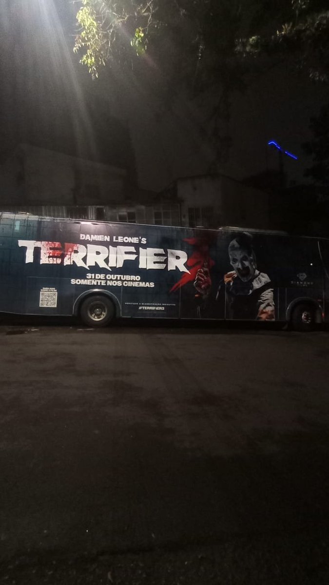 billygabs's tweet photo. do nada um ônibus de Terrifier 3 na esquina de casa https://t.co/2FDVE2cVW2