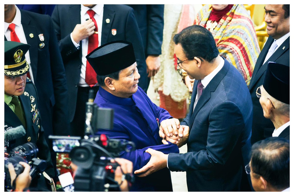 FOTO TERMAHAL ABAD INI 

Respect Pak <a href="/aniesbaswedan/">Anies Rasyid Baswedan</a> pertama dan satu-satunya Capres yang datang ke pelantikan Presiden terpilih yang kemarin sebagai rivalnya 😎