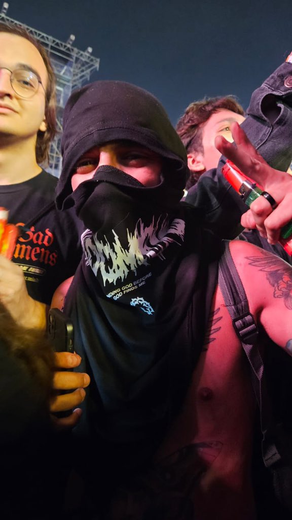 vIemos7's tweet image. VIVER E COLECIONAR MOMENTOS

dethrone.