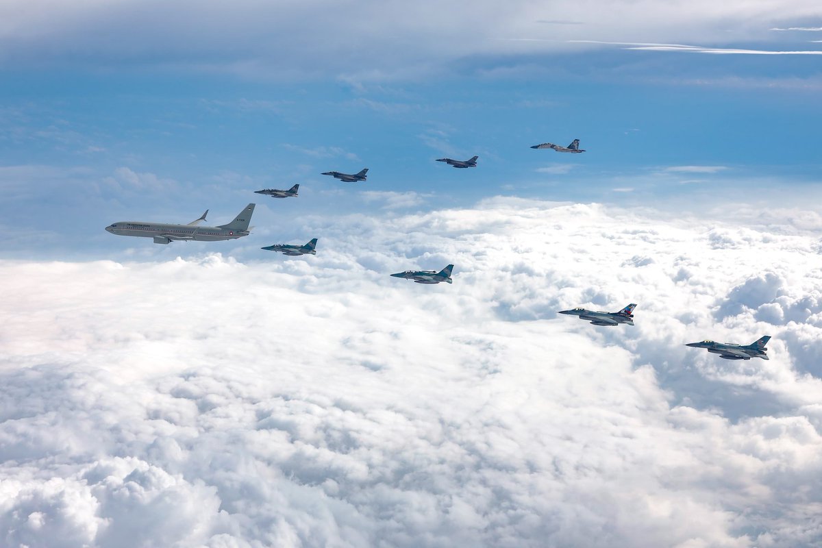 "Pesawat Tempur TNI AU Kawal Kepulangan Presiden ke-7 RI ke Solo" 

Delapan pesawat tempur TNI Angkatan Udara mengawal pesawat Boeing 737 dengan nomor registrasi A-7309 Skadron Udara 17 yang membawa Presiden ke-7 Republik Indonesia, Ir. H. Joko Widodo, menuju Solo pada Minggu