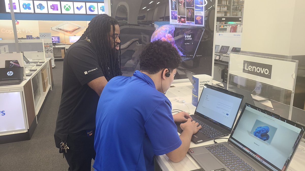 LenovoStLouis's tweet image. Getting some training in on the intel processes #wearepremium #wearelenovo #premiumstars