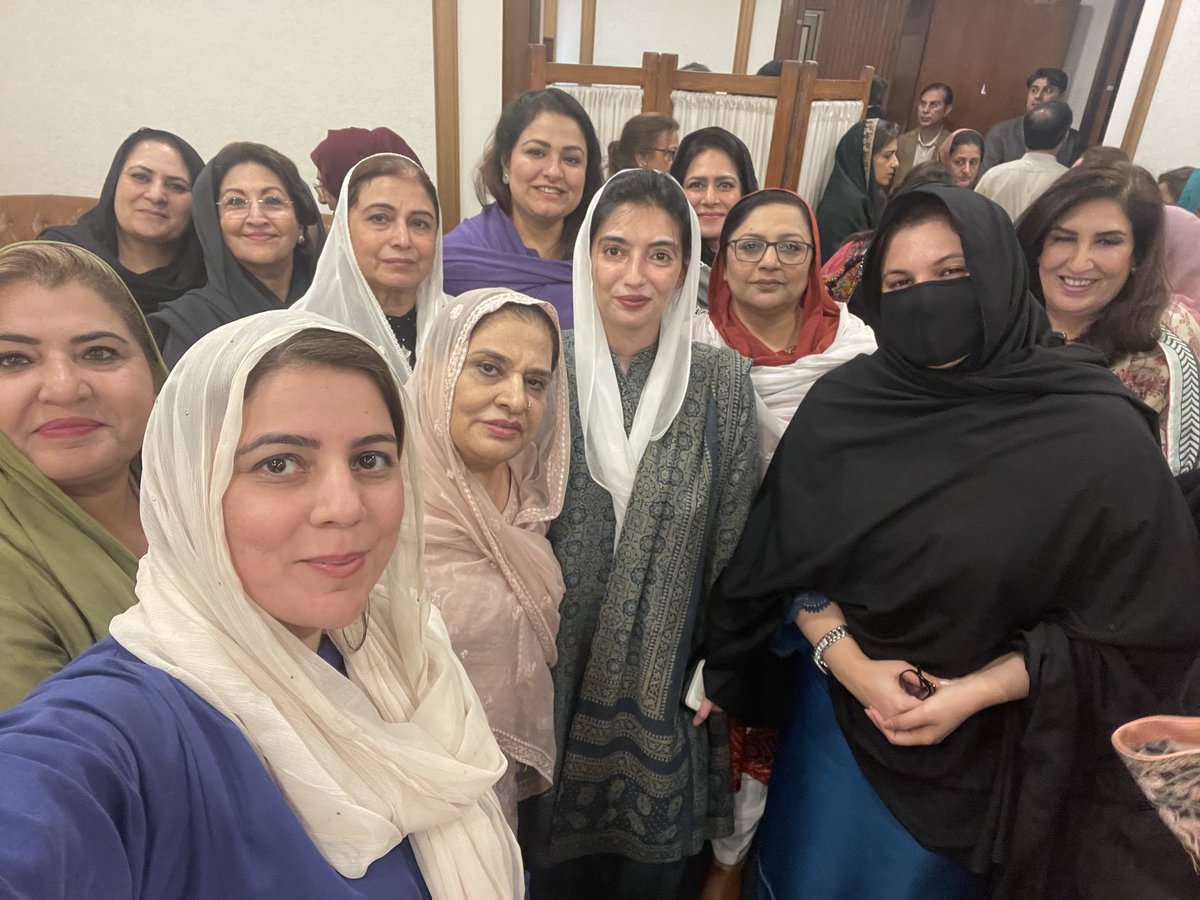 SyedaNosheenPK's tweet photo. Brave ladies of Pakistan Parliament🇵🇰❤️👩❤️💋👩 https://t.co/J0OaCawmb6