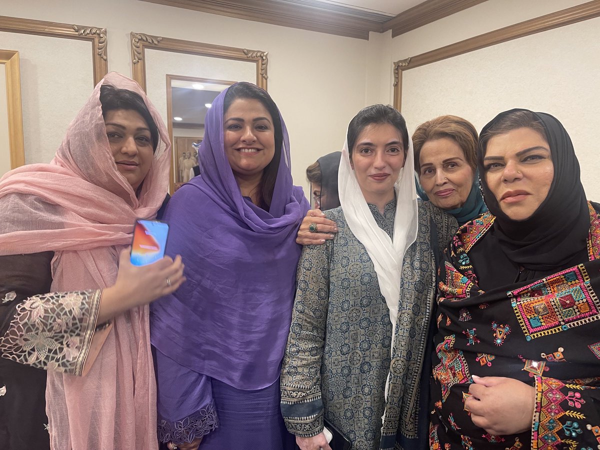 SyedaNosheenPK's tweet photo. Brave ladies of Pakistan Parliament🇵🇰❤️👩❤️💋👩 https://t.co/J0OaCawmb6
