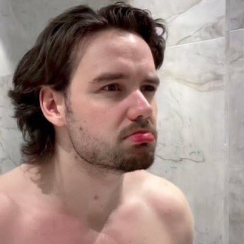 buzzinglouis's tweet photo. Liam Payne’s body https://t.co/QyDp2Dewgy