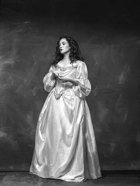 somuiH's tweet photo. الرومانسية بأثوابِ قديمة 🚩
التحفة الذهبية لفلاناغان الحلقه 8 من مسلسل The Haunting of Bly Manor كفيلم قصير بسرد شاعري روائي حزين بمعزوفه موسيقيه ساحرة ، باعقد لونين متضادين الأبيض و الأسود ليناقش اقسى مفاهيم الحياة  - الموت -
عمل يستنزف العواطف بشكل كامل . https://t.co/AM0QxVkNdy