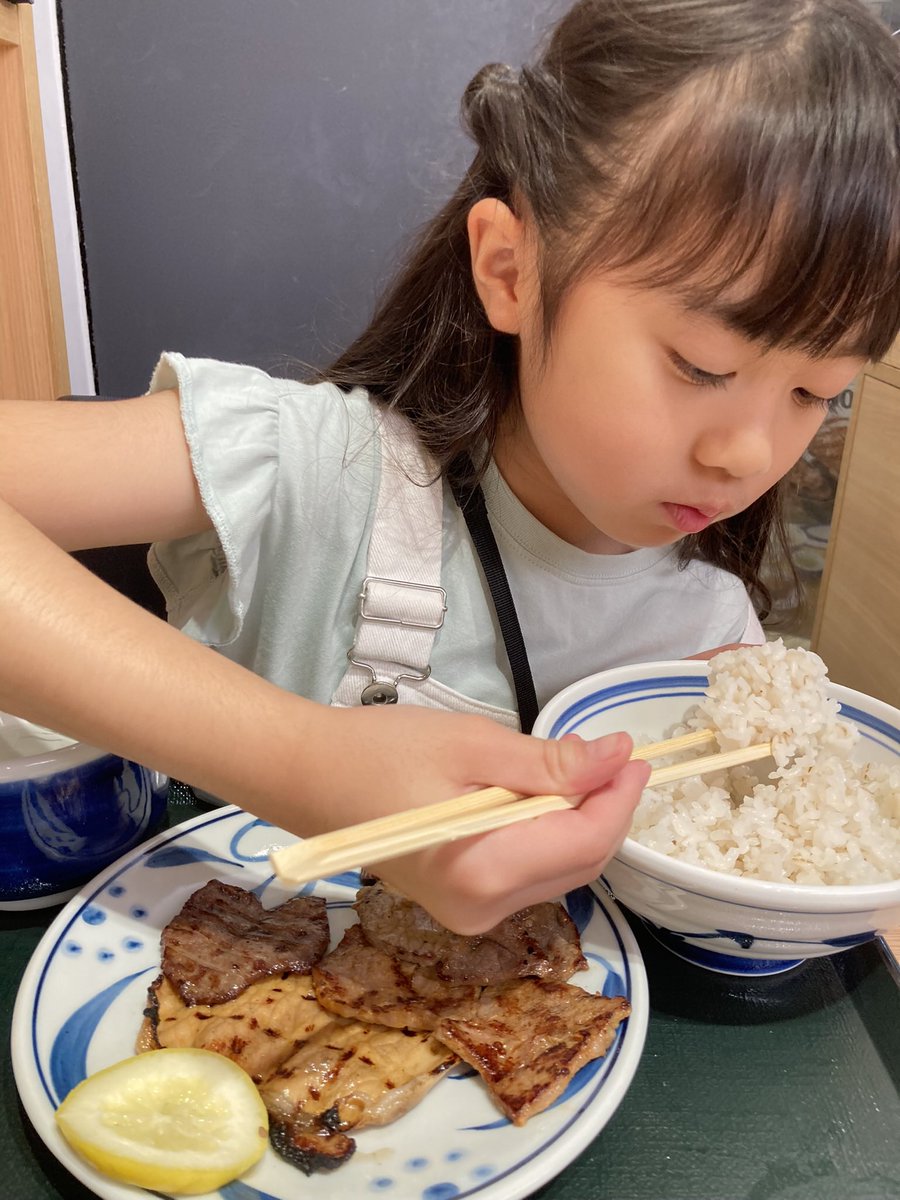 kumagai_mio's tweet image. 秋だね～🍁🍂
色々おいしいけど…

ミオはやっぱり、読書の秋だっちね～！👍🏻📚📖´-

 #読書の秋
#熊谷実音#くまがいみお#Mio#キッズモデル #kidsmodel #japanese
#パニパニパイナ3 #パニパニおうえんだん#モデルになりたい#アイドルになりたい#声優になりたい