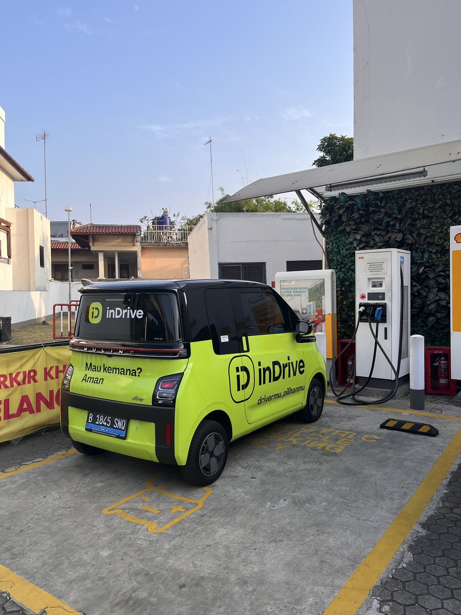 budedotty's tweet photo. Hallo @inDrive tolong dong pakai hati!!! Ninggalin mobil sampai orang lain ga bisa charge? Emang lo doang yg punya tempat? https://t.co/dx17DzsK3m