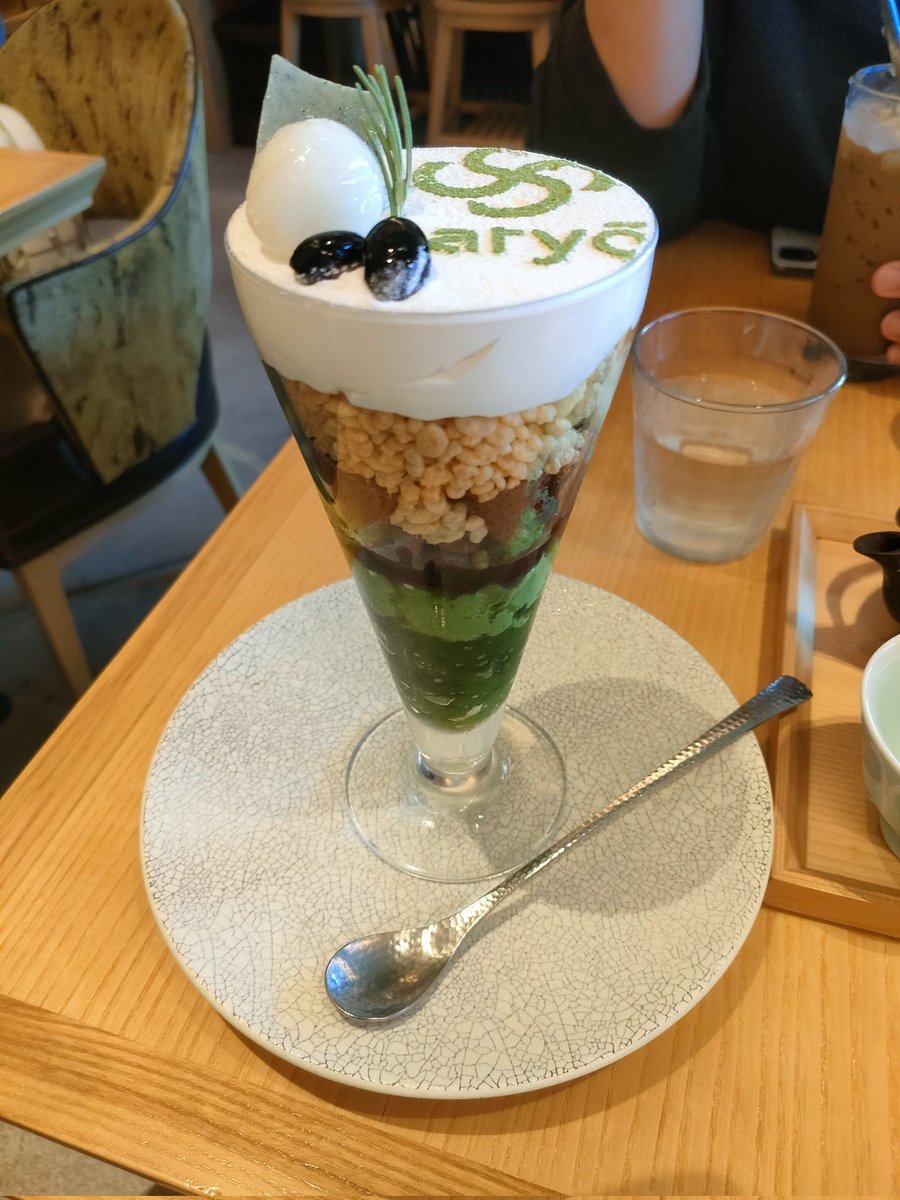 hinato_hiro's tweet photo. 久しぶりに渋谷に行きました。
お祭りやってるの？😁ってくらいの人混み💦
スクランブルスクウェアの「神楽坂茶寮」で頂いた日本のお茶セットのパフェ、激ウマでした✨
ただ値段が高かったけど、十分ペイするお味でした💕
#渋谷
#スクランブルスクウェア
#神楽坂茶寮 https://t.co/2cev04vAuZ
