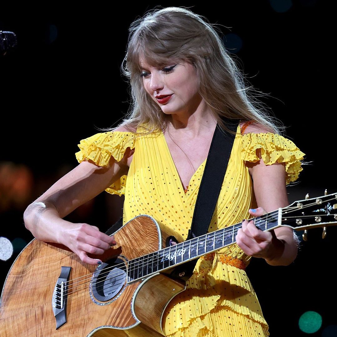 updateswiftbr's tweet image. Confira TODAS as músicas que ainda NÃO foram apresentadas na "The Eras Tour":

- That’s When
- Bye Bye Baby
- Girl At Home
- Ronan
- Forever Winter
- Soon You’ll Get Better
- Beautiful Ghosts 
- Only The Young 
- Renegade 
- Birch
- The Alcott
- Cassandra