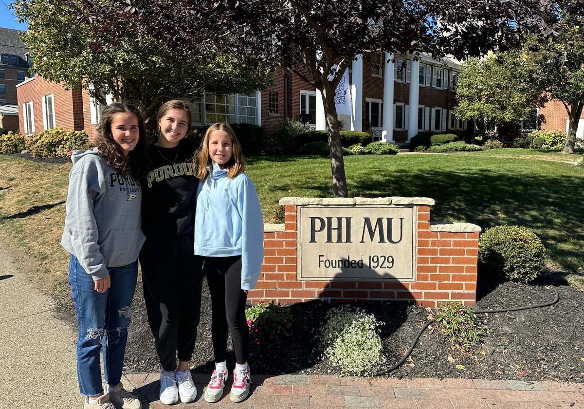 DougKuhlmann's tweet photo. Spent a great weekend at Purdue with my girls! @GraceK_4 & her sisters did their best to cheer on the Boilermakers as they tried to take on the new #1 team in the nation, my Oregon Ducks! #Shutout 

It was awesome walking around West Lafayette with Grace, checking out campus, her sorority, and visiting the Lutheran church for worship today. 

#BoilerUp
#GoDucks
#FamilyWeekendFun