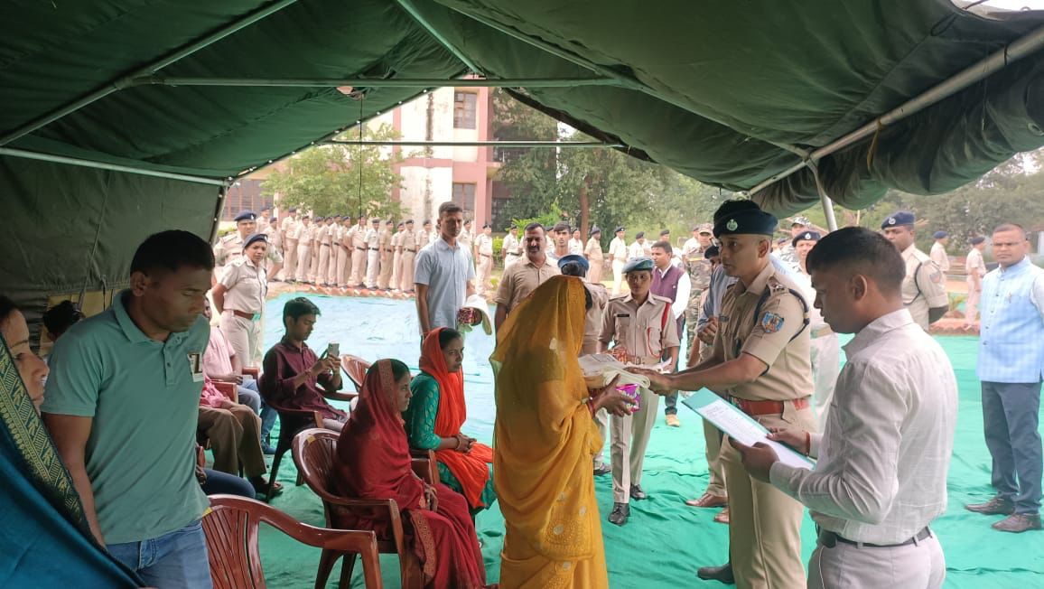 आज 21 अक्टूबर 2024 को पुलिस केंद्र लातेहार में पुलिस संस्मरण दिवस के अवसर पर लातेहार जिला में शहीदों को नमन किया गया और पुलिस शहीद परिवार  को उपायुक्त लातेहार, पुलिस अधीक्षक लातेहार के द्वारा सम्मानित किया गया।