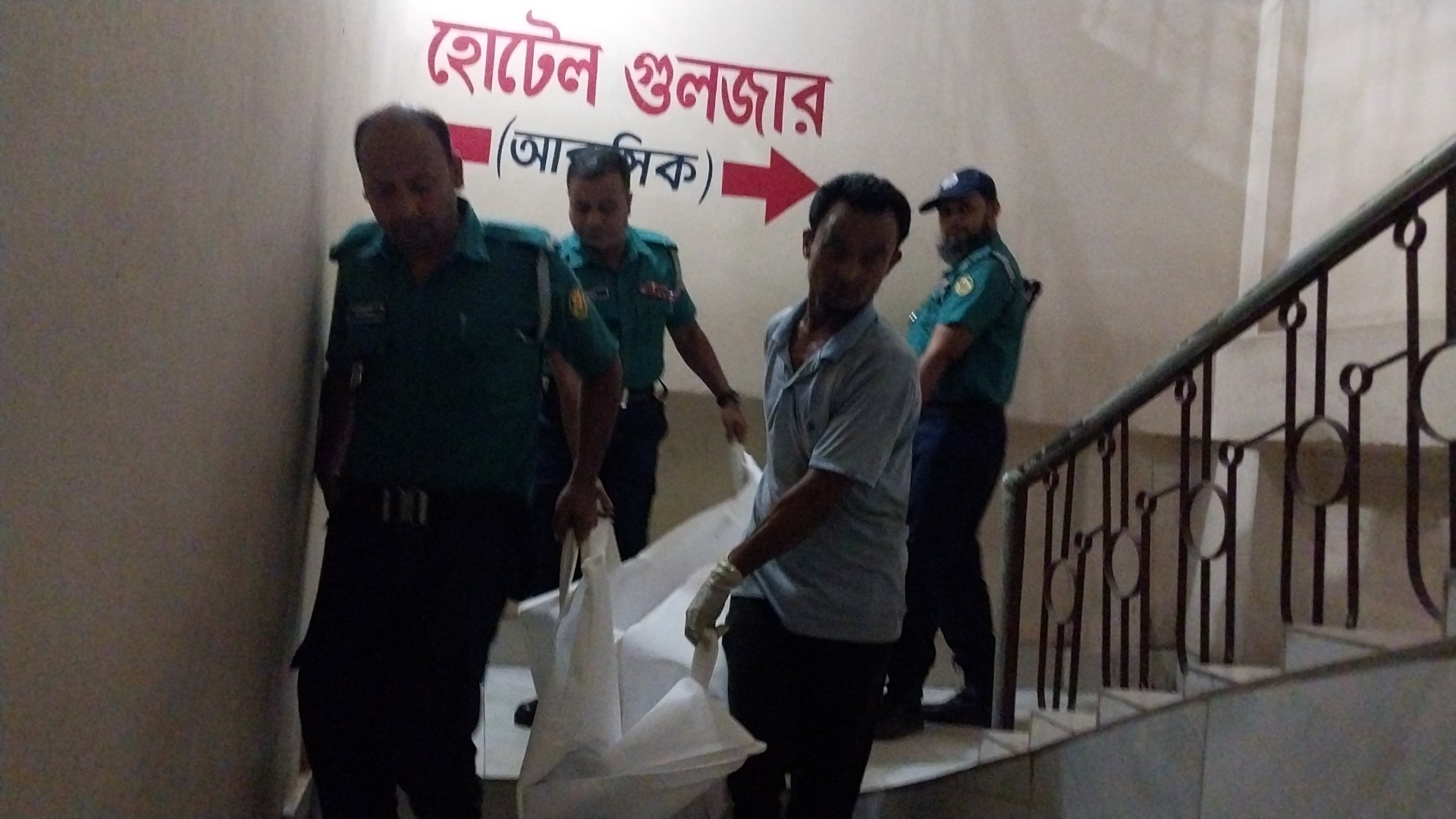 নগরীর বহদ্দারহাট গুলজার আবাসিক হোটেল থেকে বিবস্ত্র নারীর লাশ উদ্ধার