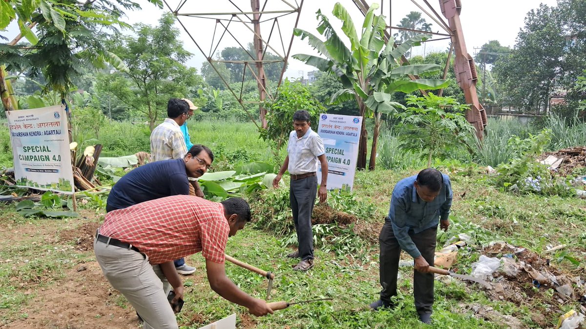 ddtripura's tweet photo. Engineering Staff  of DDK, Agartala participated  in Swachhata Abhiyan by cutting of wild growth and cleaning work in and around tower on 19.10.2024 under #SpecialCampaign4 https://t.co/74IYfDFvMg