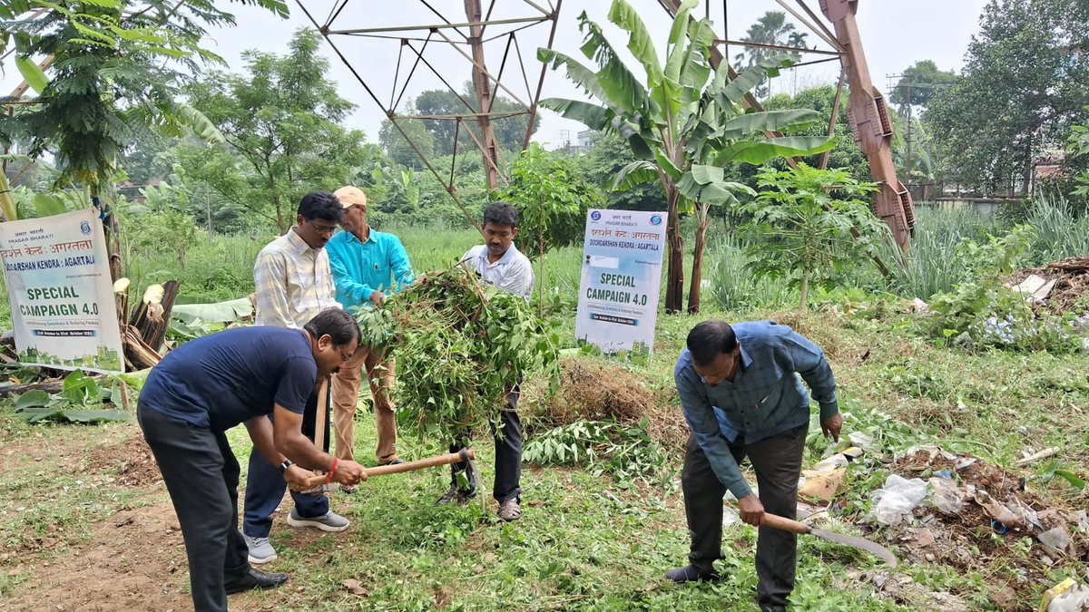ddtripura's tweet photo. Engineering Staff  of DDK, Agartala participated  in Swachhata Abhiyan by cutting of wild growth and cleaning work in and around tower on 19.10.2024 under #SpecialCampaign4 https://t.co/74IYfDFvMg