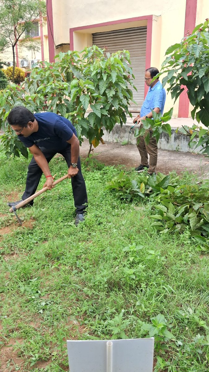 ddtripura's tweet photo. Engineering Staff  of DDK, Agartala participated  in Swachhata Abhiyan by cutting of wild growth and cleaning work in and around tower on 19.10.2024 under #SpecialCampaign4 https://t.co/74IYfDFvMg