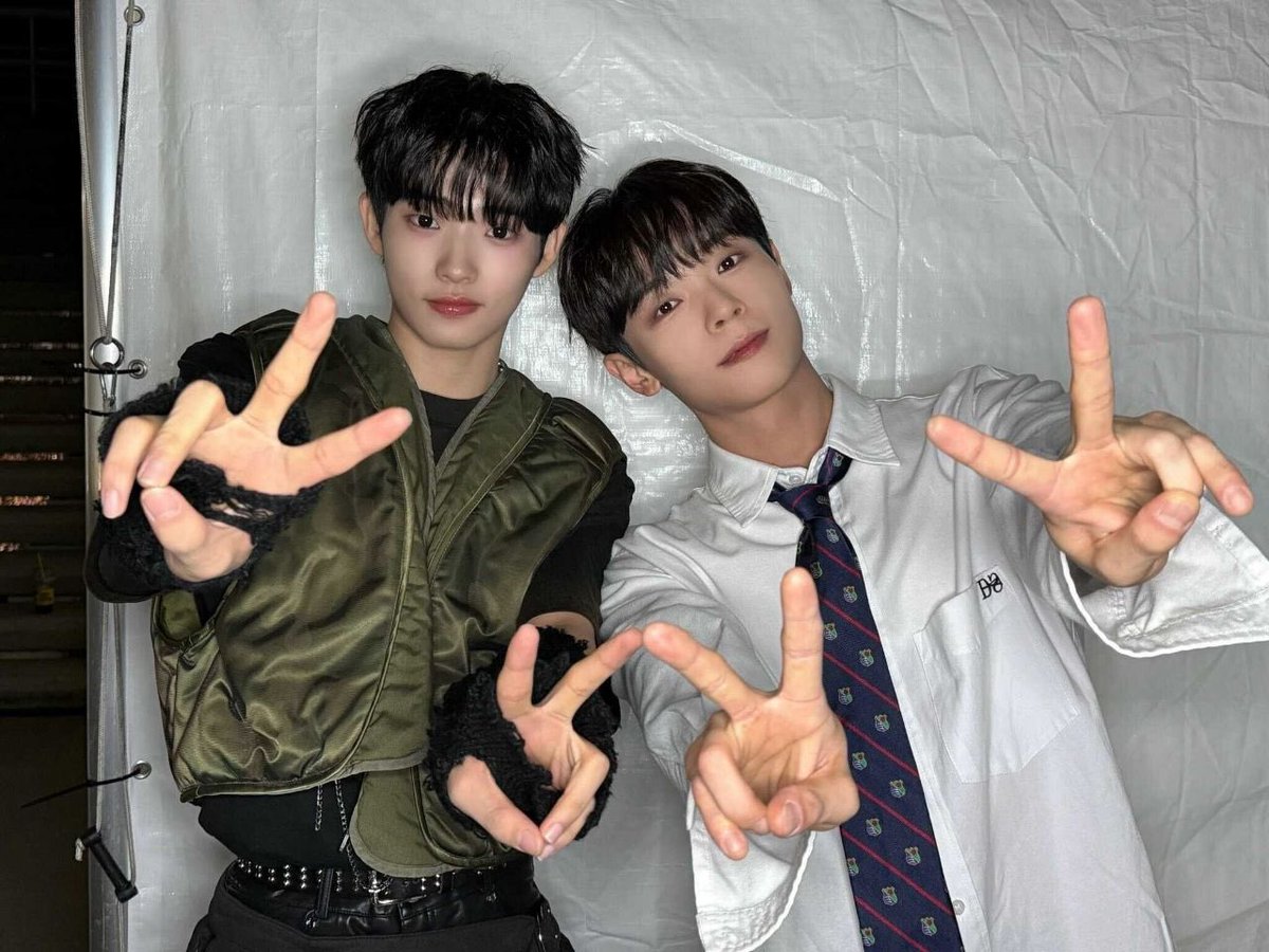 [#예찬]
데뷔 전부터 정말 뵙고 싶던 루시 신예찬 선배님!! 드림콘서트에서 드디어 만나뵙게 되었는데 너무너무나 영광이었습니다! 💙☺️😊

<a href="/BANDLUCY_mystic/">BAND LUCY | 밴드 루시</a> 

#신예찬 #SHINYECHAN
#TIOT #티아이오티