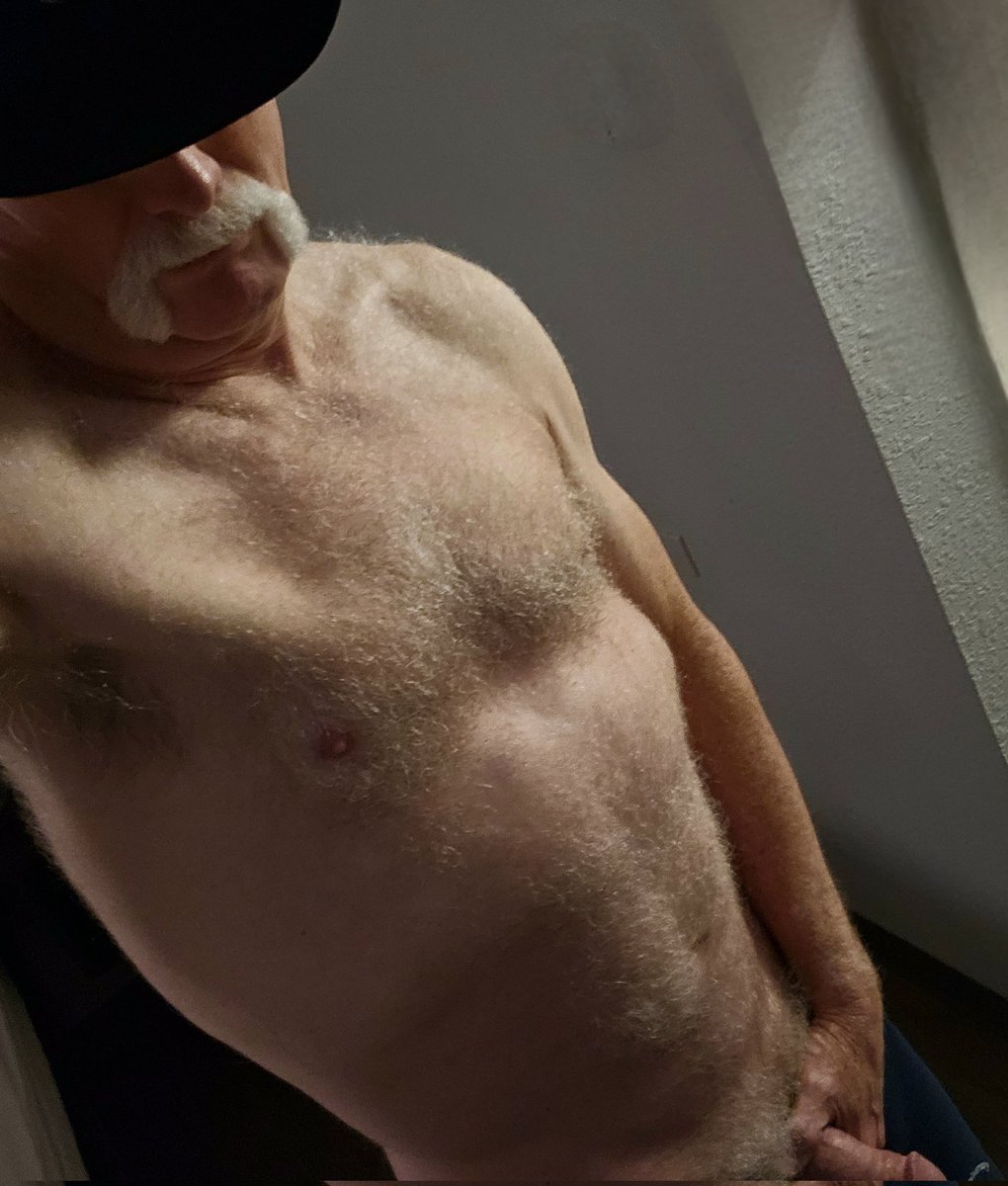 seattle98034's tweet photo. Waiting at my Motel room door... https://t.co/3jm6csh5CQ