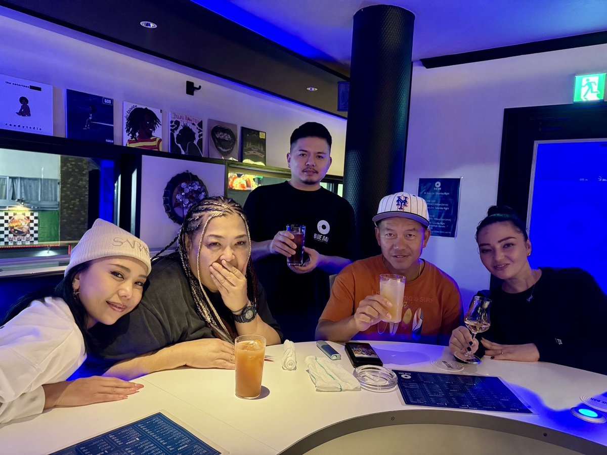 djazusa's tweet photo. BLUE BARにDJのSARASAやマイティーのサミー君キャシーがきてくれて凄く嬉しかった。
まさに誕生日サプライズ
みんな、ありがとう!
音楽がみんなを繋いでくれてる🖤
#bluebar
#gotemba
#djsarasa
#migtycrown
#djazusa
#djlife
#音楽仲間 https://t.co/YRc7KnpiUd